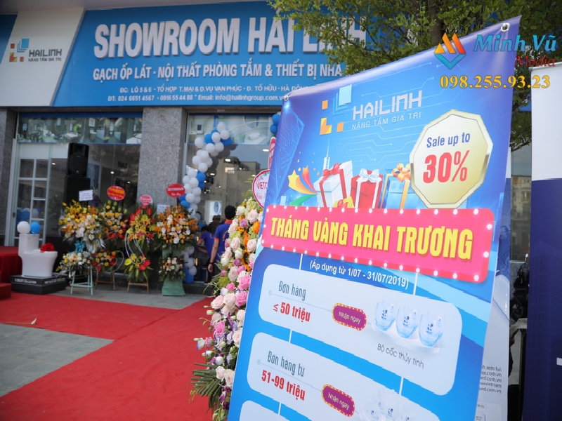 Standee đặt trước cổng ngày khai trương showroom